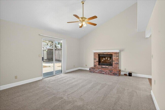 Building Photo - Nicely Remodeled North Fresno 3/2