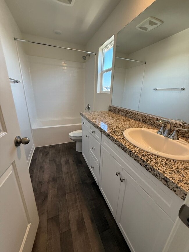 Building Photo - Fall in love with this NEWER  5 bedroom 4 ...