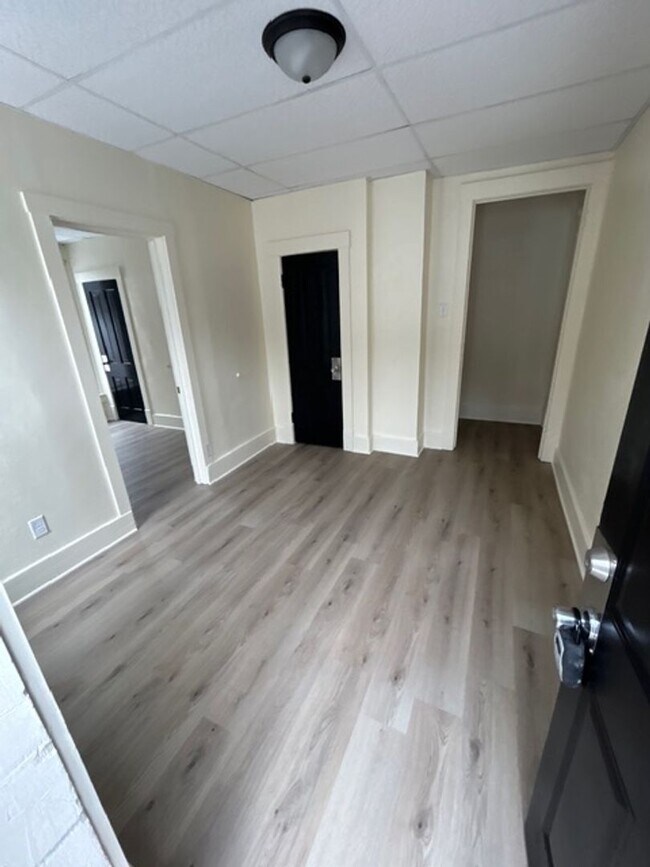 Building Photo - 303 Logan Ave