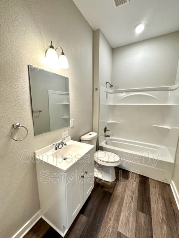 Building Photo - 1827B Proctor Ave