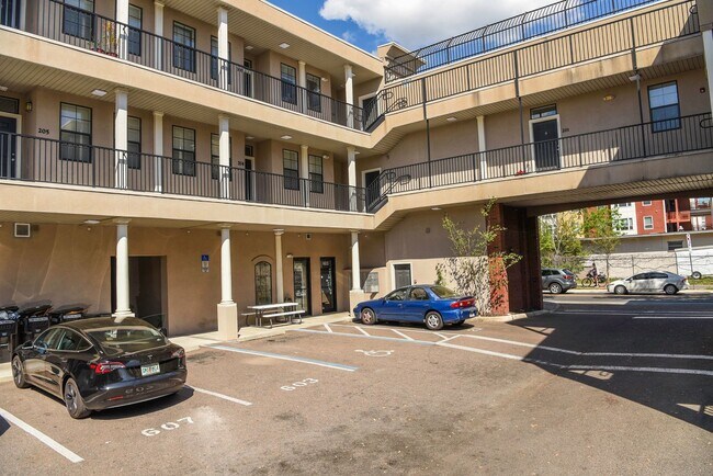 Building Photo - Stylish 2/1 condo in downtown Gainesville w/ parking and laundry
