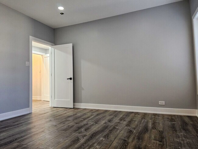 Building Photo - 3208 W Belle Plaine Ave