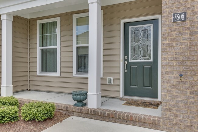 Building Photo - Stunning VB Townhome Style Condo