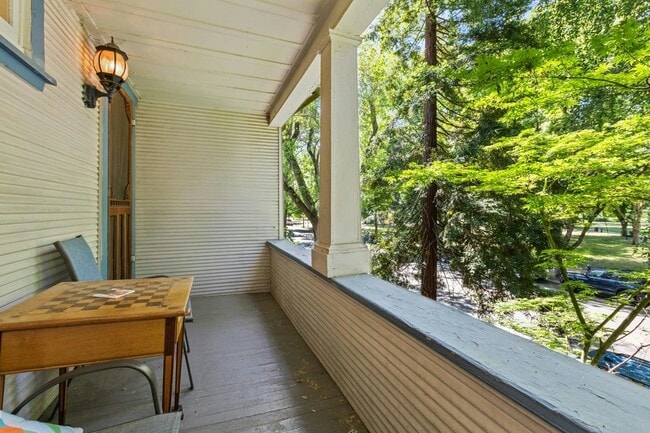 Building Photo - 605 T St