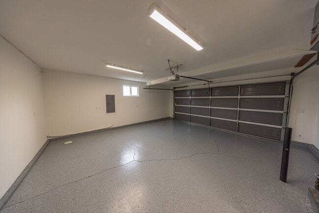 Building Photo - 5 bedroom home in Orchards - RV Parking - Central Air