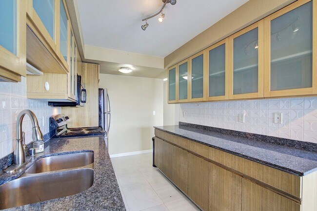Building Photo - 2bd/1.75ba Bellevue Condo