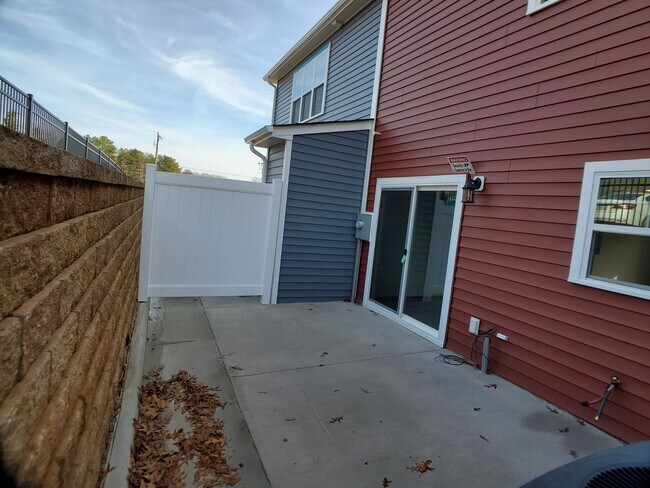 Building Photo - Desirable 3-bedroom, 2 1/2 bathroom townhome