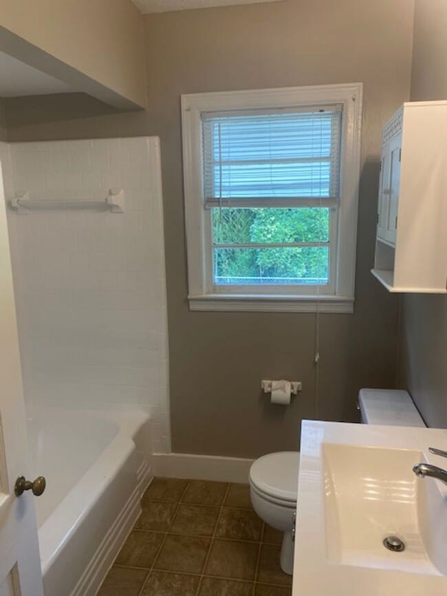 Building Photo - Quiet and Cozy Living in Columbus