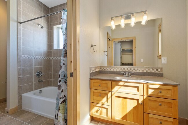 Building Photo - 348 Meadow View Pky