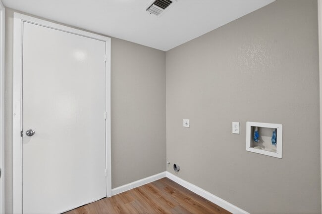 Building Photo - 5103 Devon Green Dr