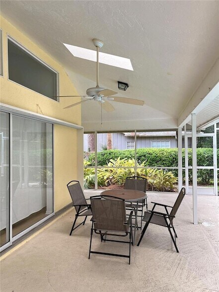 Building Photo - 4489 Oak View Dr