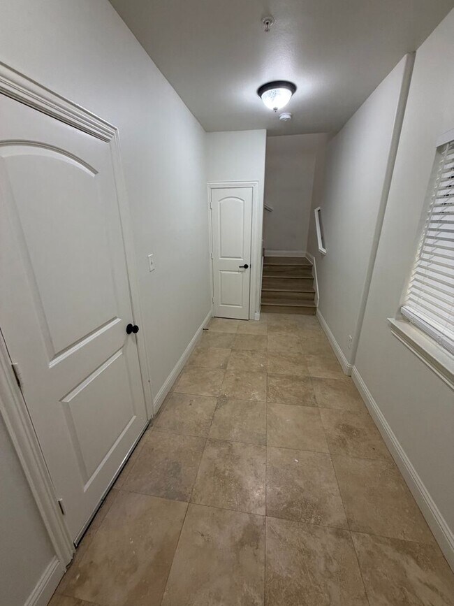 Building Photo - 2320 Stutz Dr