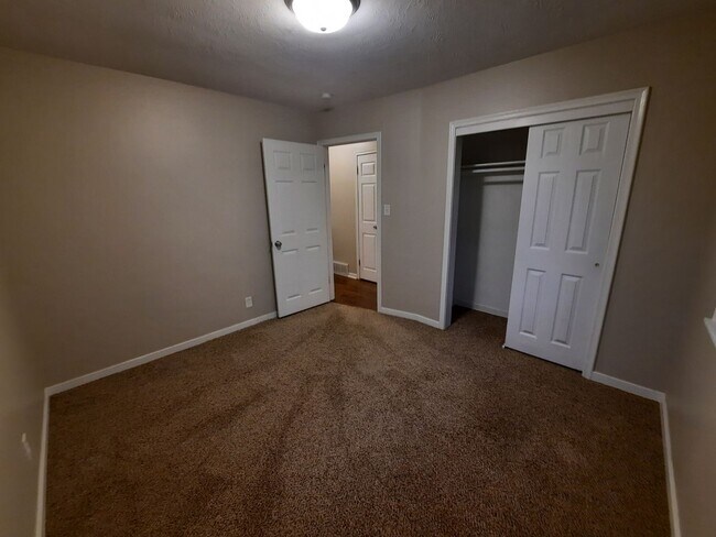 Building Photo - 3 Bedroom, 1 Bathroom Home!