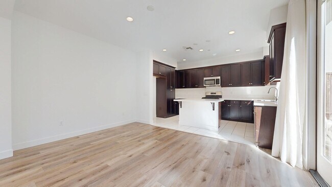 Building Photo - Bright & Beautiful 4 Bedroom 3 Full Bathroom Home!