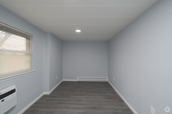 2BR, 1BA - Bedroom 1 - 5231 Oxford Ave.