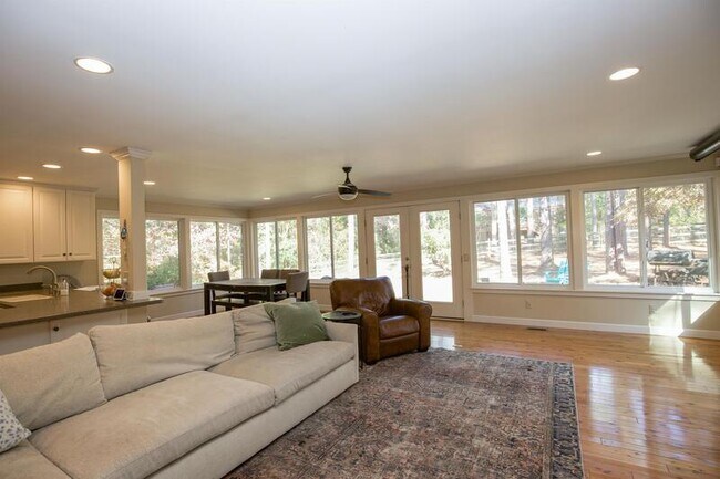 Building Photo - 209 Selkirk Trail