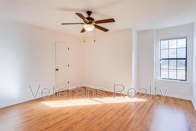 Building Photo - 1210 Spring Dr