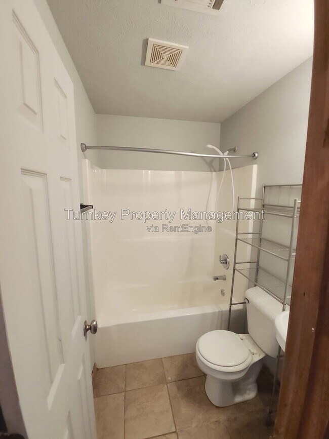 Building Photo - 506 S Pool St