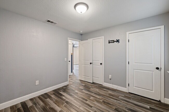 Building Photo - 1212 S Demaree St