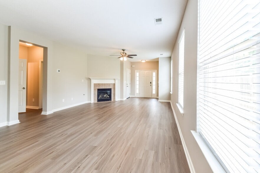 Building Photo - 9973 Fox Run Dr