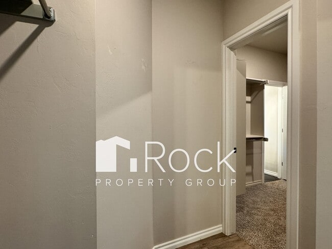 Building Photo - Spacious 3-Bedroom Home with Designer Kitc...
