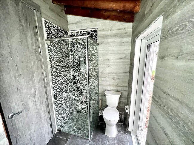 Building Photo - 720 NE 28th Ave