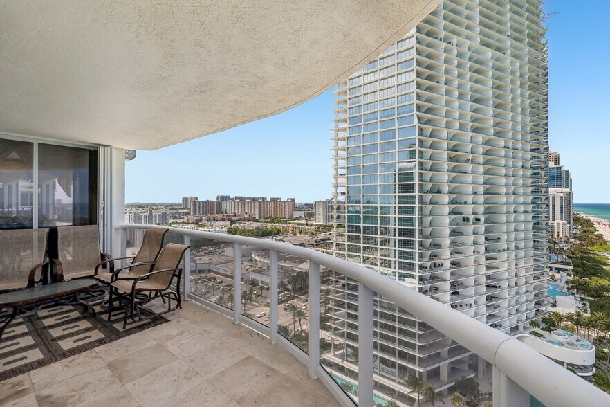 Building Photo - 16711 Collins Ave