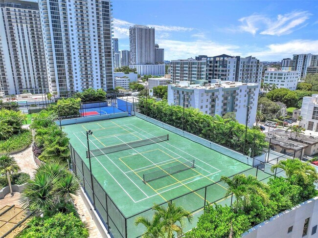 Building Photo - 700 NE 24th St