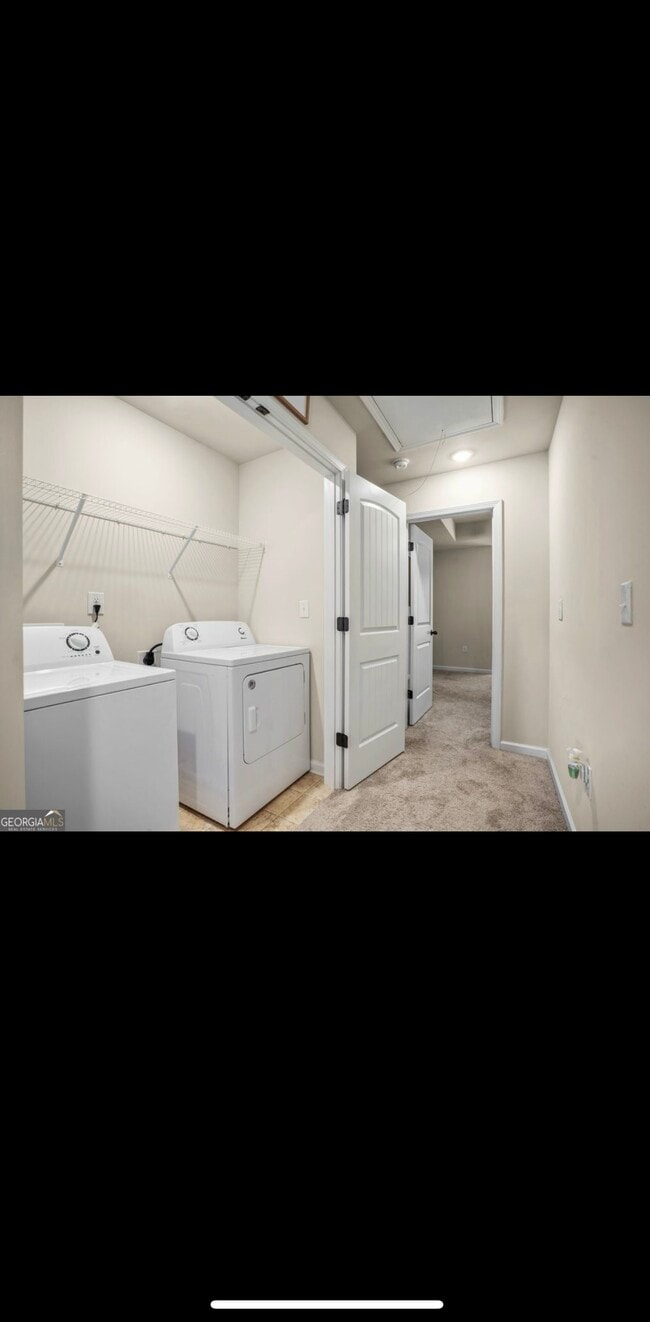 Laundry room (appliances included) - 125 White Mountain Pass
