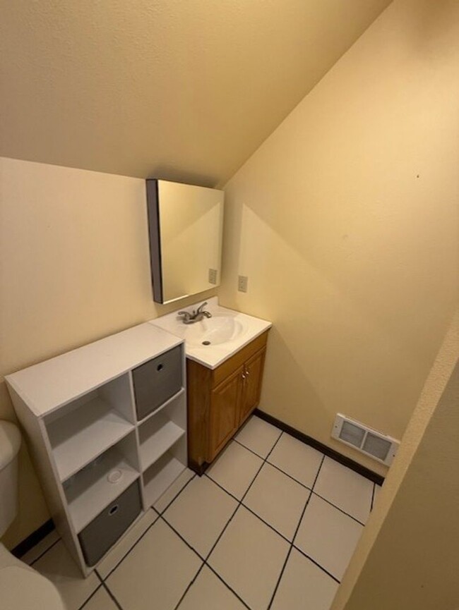 Building Photo - Cute studio apartment ready for move in