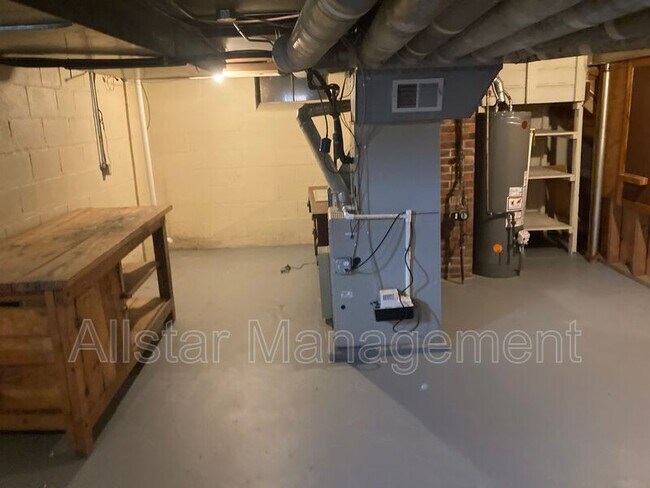 Building Photo - 320 Halle Dr