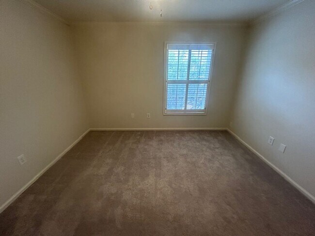 Building Photo - 5516 Lakeshore Dr