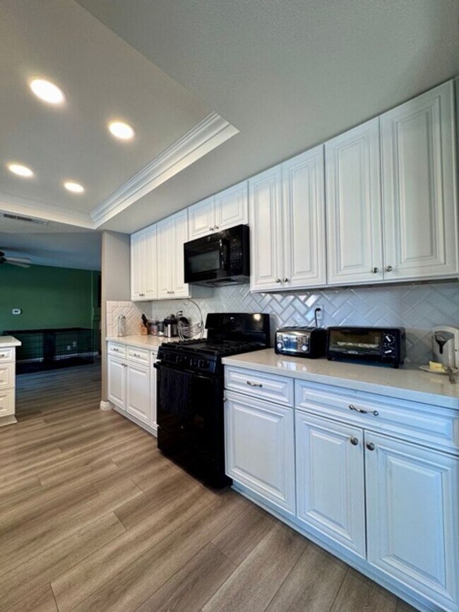 Building Photo - Beautiful 4 Bedroom Pool Home with Solar i...