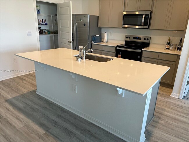 Building Photo - 632 Taylor Grvs St