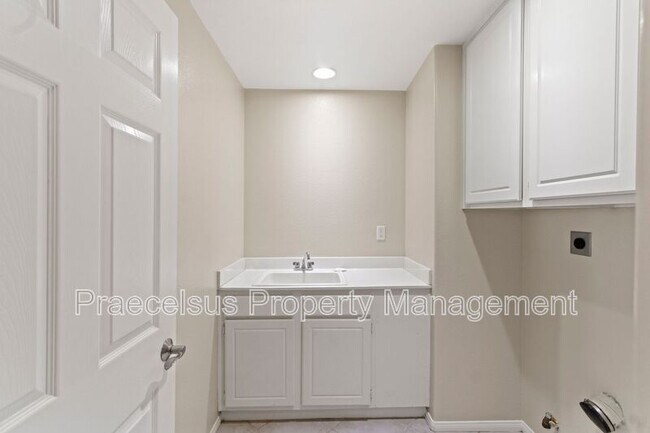 Building Photo - 421 Corte Calypso