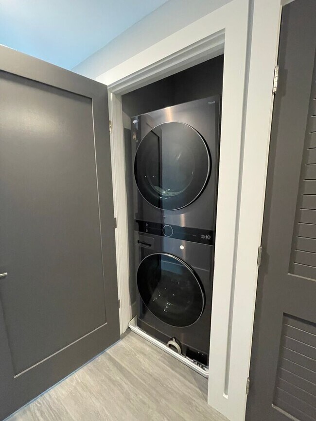 Building Photo - Charming 3 Bedroom-No Broker Fee