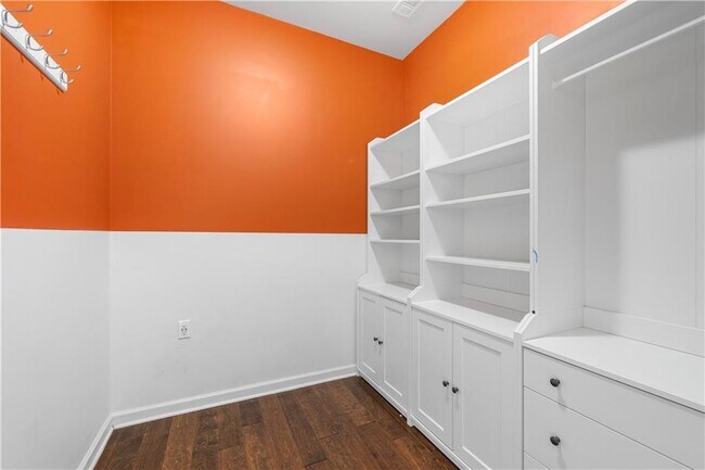 Building Photo - 667 Creswell Park