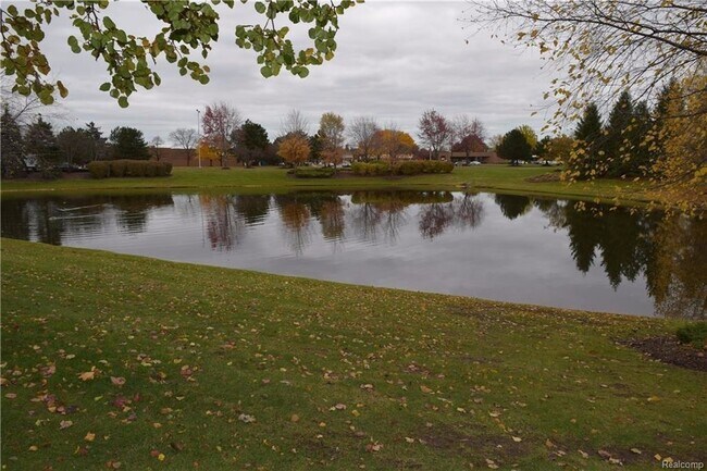 Building Photo - Sharp 2 bedroom, 2 bath upper condo in Not...