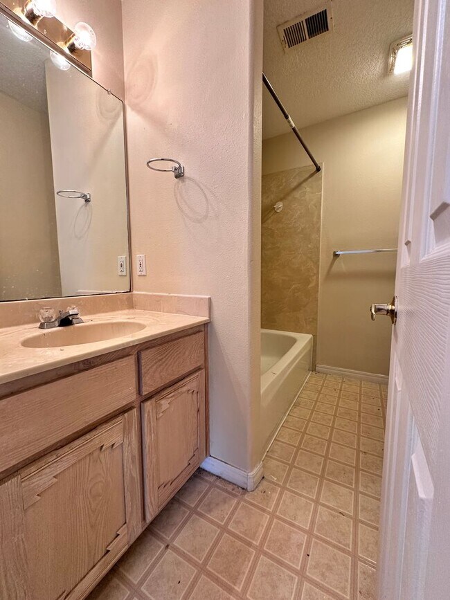 Building Photo - 6535 Tierra Prieta Ave NW