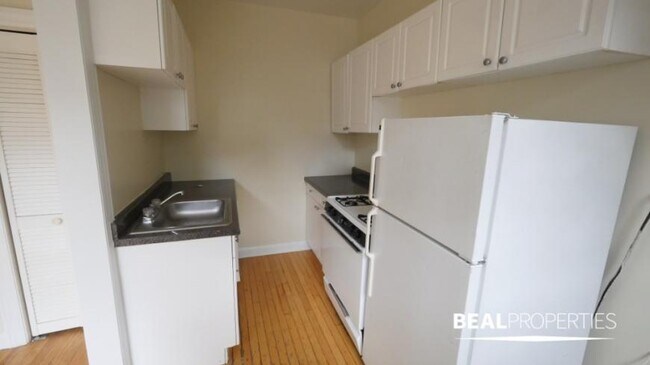 Building Photo - 1 bedroom in CHICAGO IL 60657