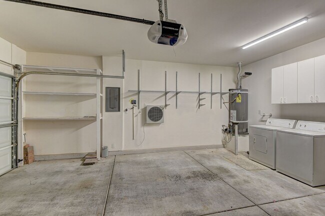 Building Photo - 180 Degree elevated views from a quiet str...