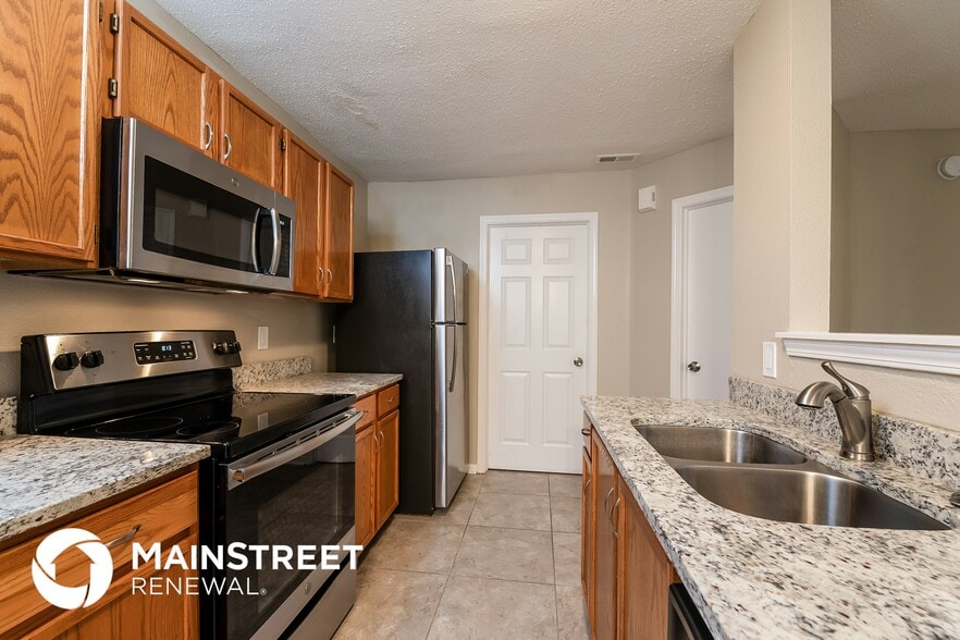 Building Photo - 4549 Connaught Dr E