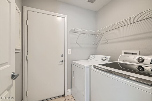 Building Photo - 924 Clubview Dr