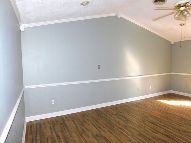 Building Photo - 2128 N Red Banks Rd