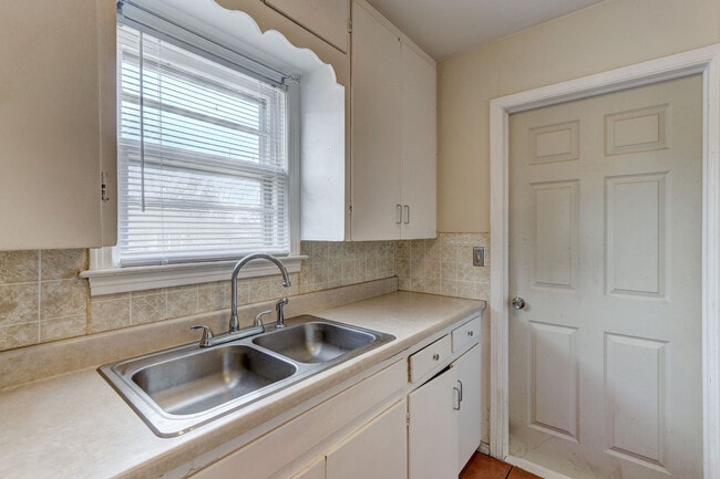 Building Photo - Welcome to the Bethany 2 Bedroom, a charmi...