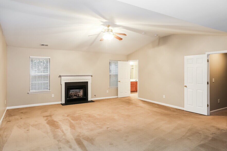 Building Photo - 5112 Kiev Dr