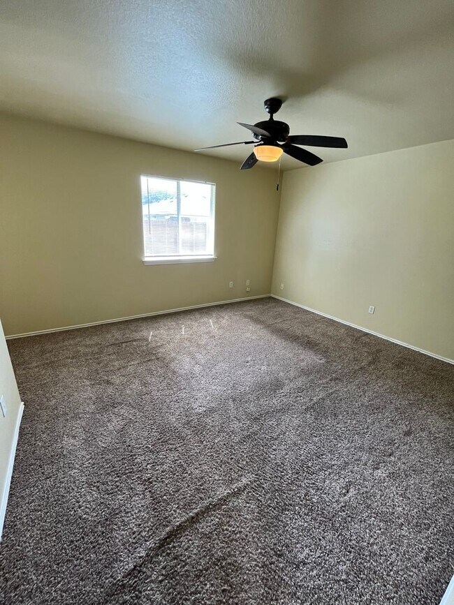 Building Photo - 3 Bedroom 2 bath NEAR TESLA!
