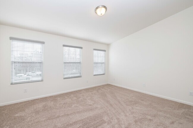 Building Photo - BEAUTIFUL Two Bedroom Townhome - Pineville Regent Park - Available Now