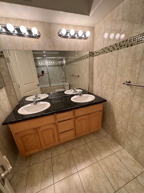 Master Bathroom - 11501 Hatteras St
