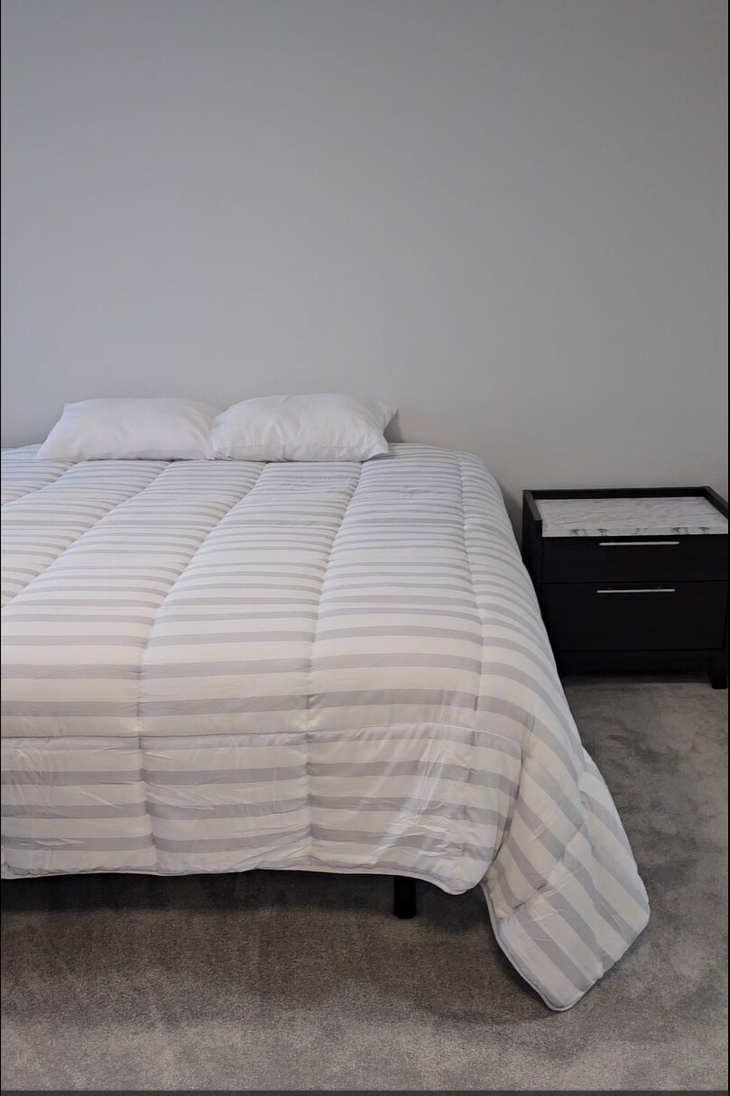 king-sized bed - 10201 Grosvenor Plz